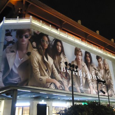 Large Format Outdoor Media : Burberry